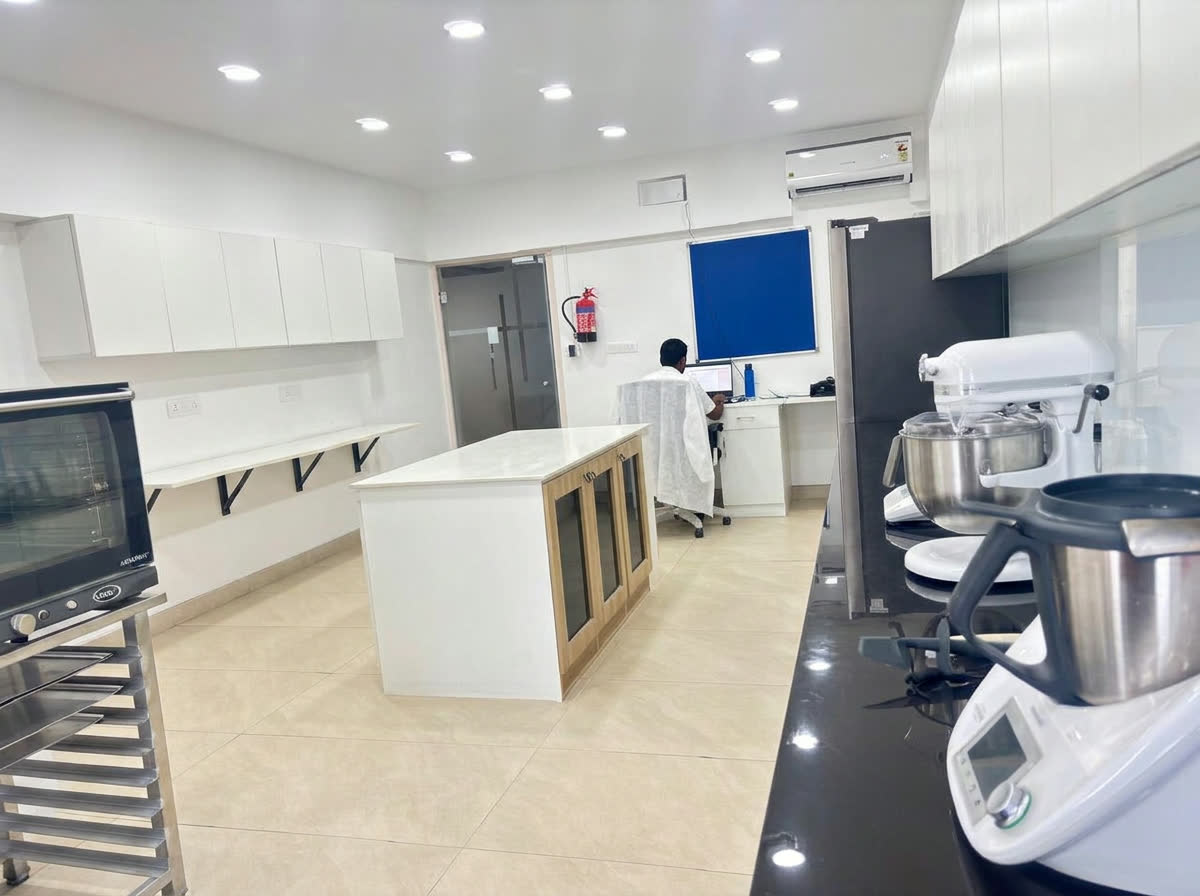 Knoxx development laboratory with bench mixing, cooking and sample preparation equipment.